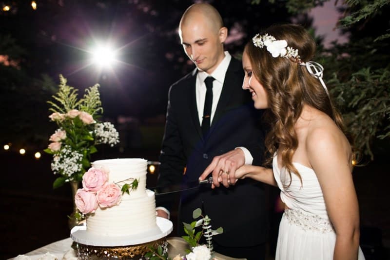 Bride-and-Groom-cutting-cake