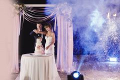 Bride-and-Groom-cutting-cake-scaled